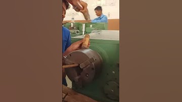 Lathe machine 3 jaw chuck unloading