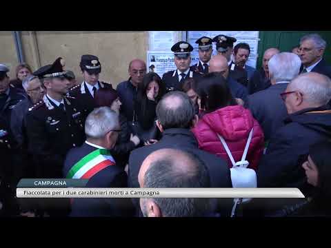 Fiaccole e palloncini: a Campagna ultimo saluto ai due carabinieri deceduti nell’incidente