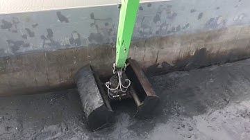 Unloading motorfreighter with Sennebogen 870 and 6000 liter clamshell