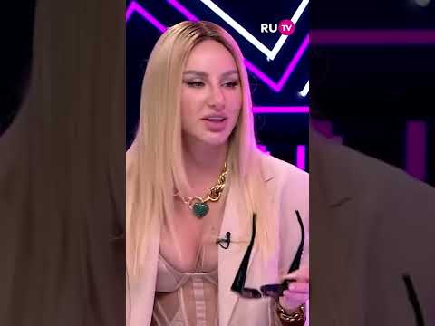 Почему ANNA ASTI всегда в очках?