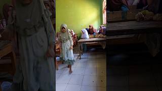 Yang Pakai Baju Hijau Tua Boleh Pulang Duluan