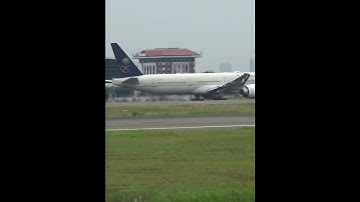 Lihat Pesawat Saudia Boeing 777 Take Off di Bandara Soekarno hatta