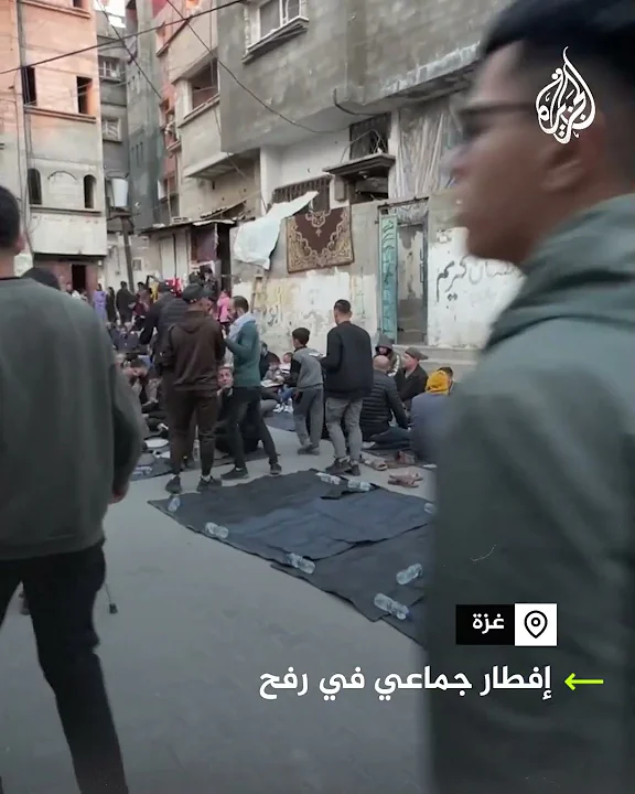 رغم الحرب.. إفطار جماعي للفلسطينيين في شوارع رفح