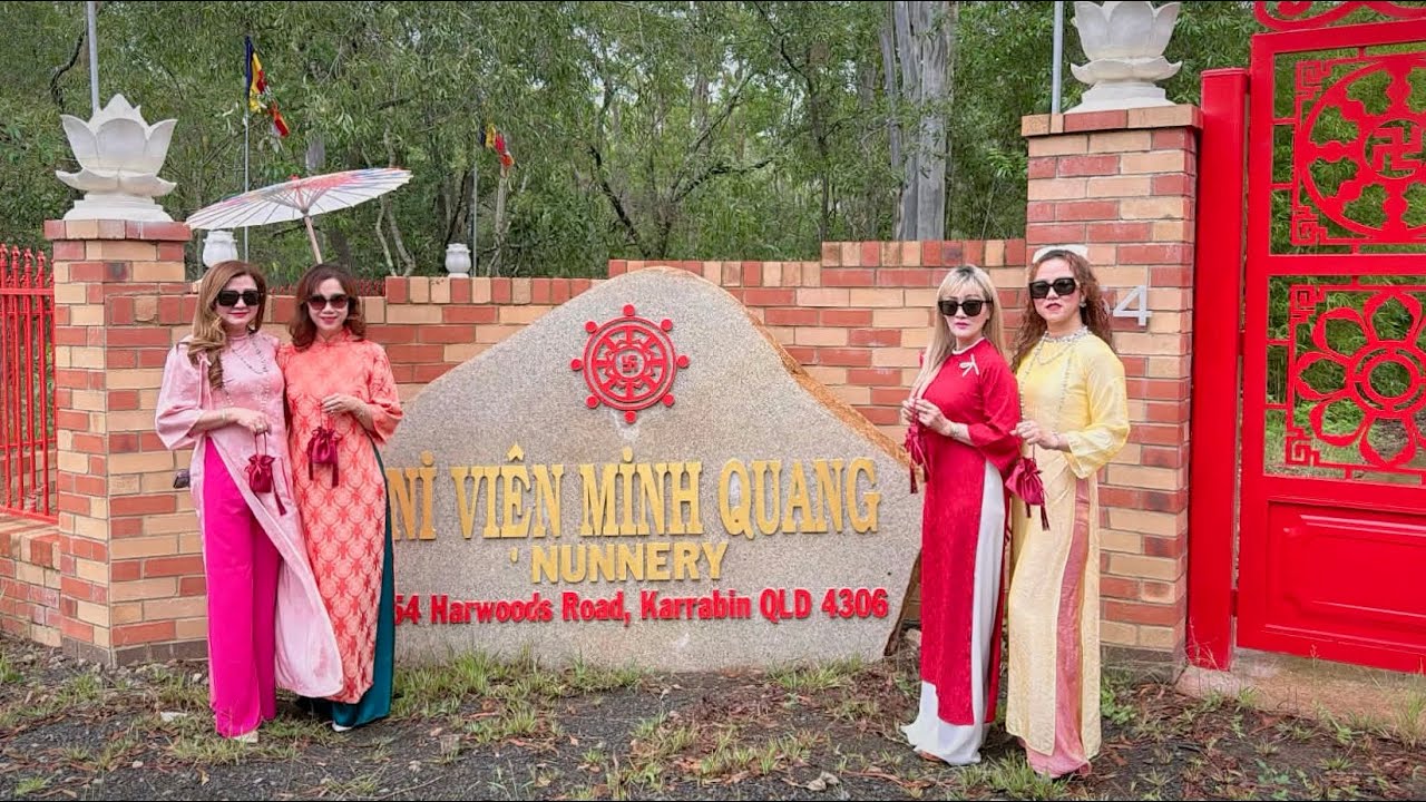 Ngày Tết 4 Em tham quan cảnh chùa .