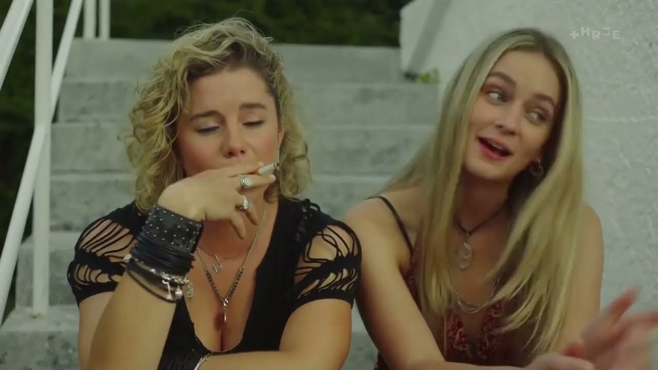 Jessica Grace smoking cigarette 🚬