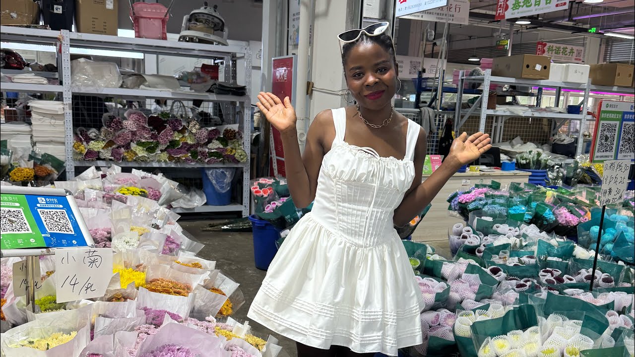 Mama surprised XiXi with her favorite flowers after school