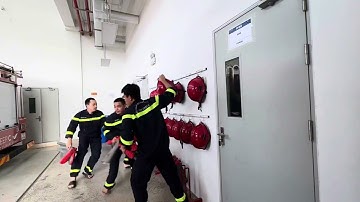 Nhận tin báo cháy và xuất xe chữa cháy của các chàng lính cứu hoả