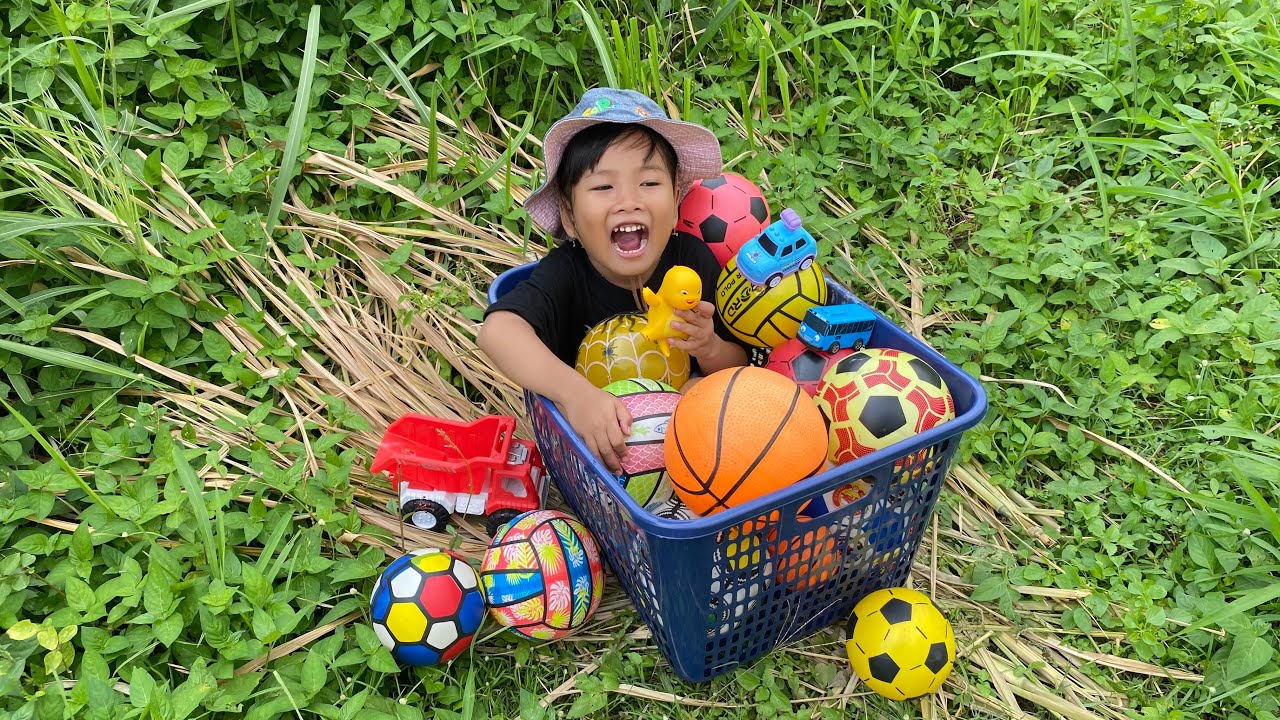 Yey!! Menemukan Bola Bola Basket, Bola Sepak, Ada Mobil Polisi Dan Truk Pasir Bersama Tasya,Tayo