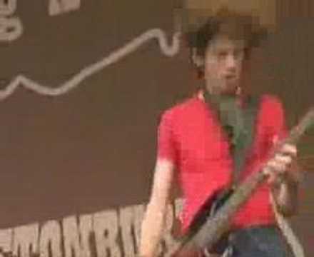 Kaiser Chiefs - I Predict A Riot - Glastonbury 2005