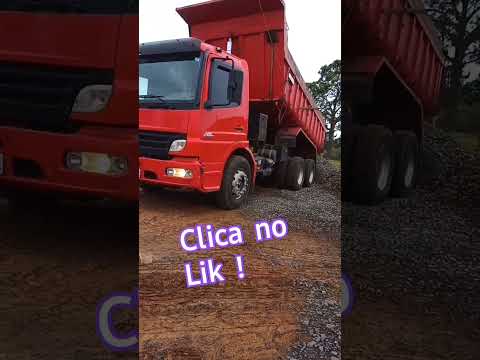 descarregando pedra brita