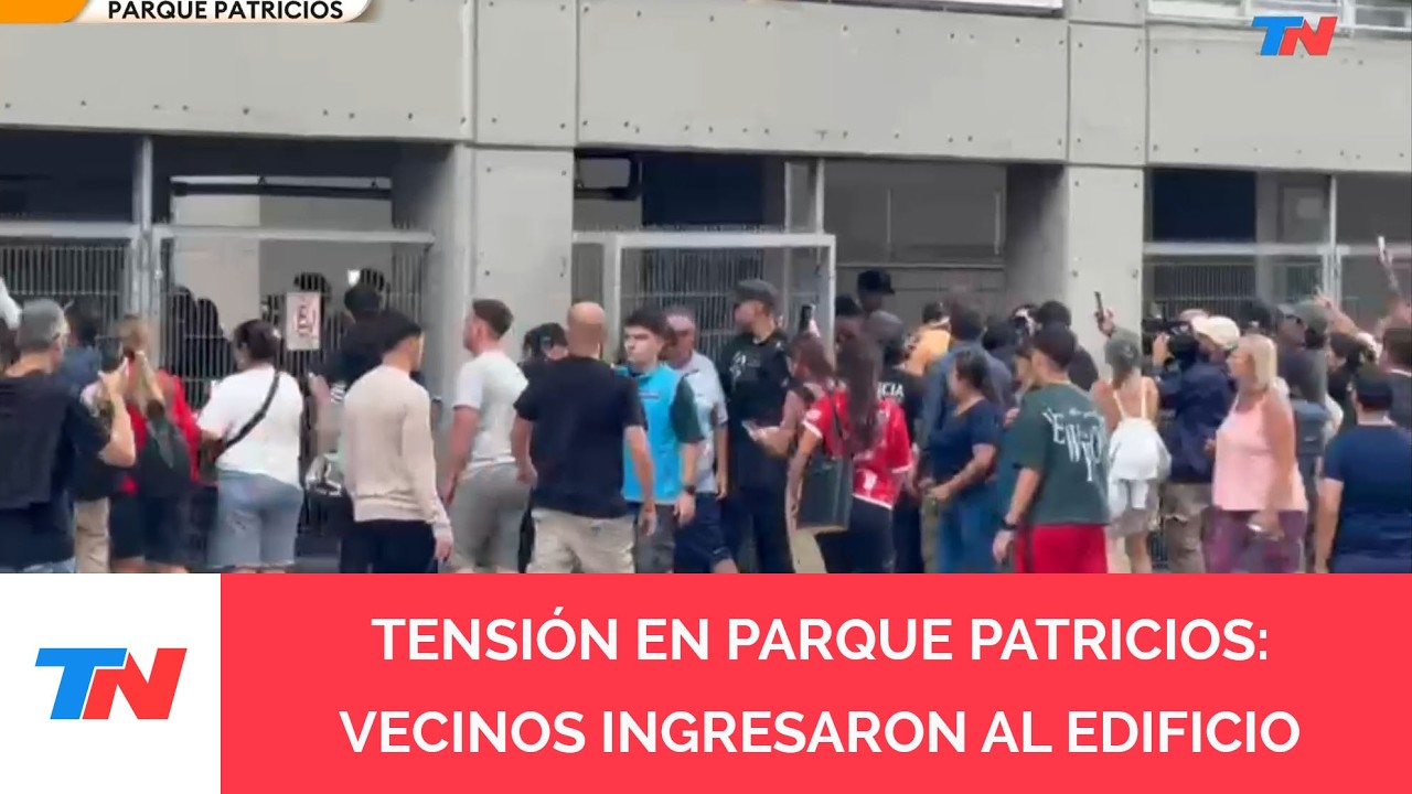 TENSIÓN EN PARQUE PATRICIOS: VECINOS INGRESARON AL EDIFICIO QUE SUFRIÓ UN DERRUMBE EN LAS COCHERAS