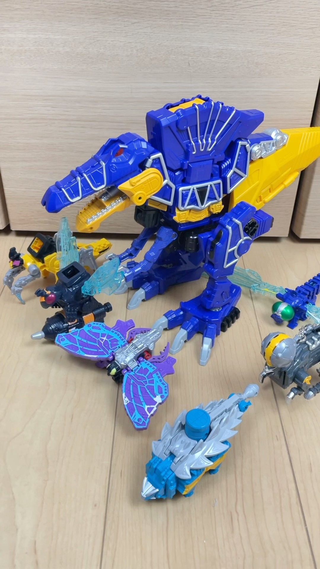 獣電戦隊キョウリュウジャー』より「トバスピノ」と4体の獣電竜