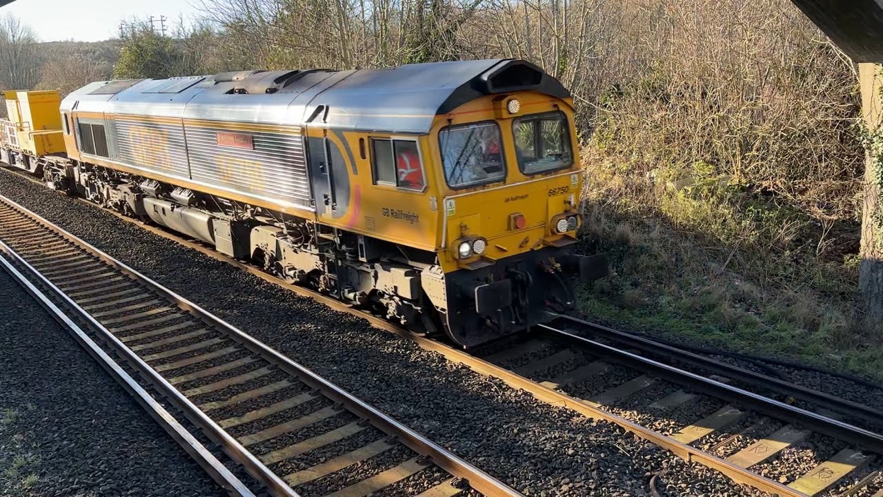 66750 'Bristol Panel Signal Box' + 66798 'Justine' GB Railfreight