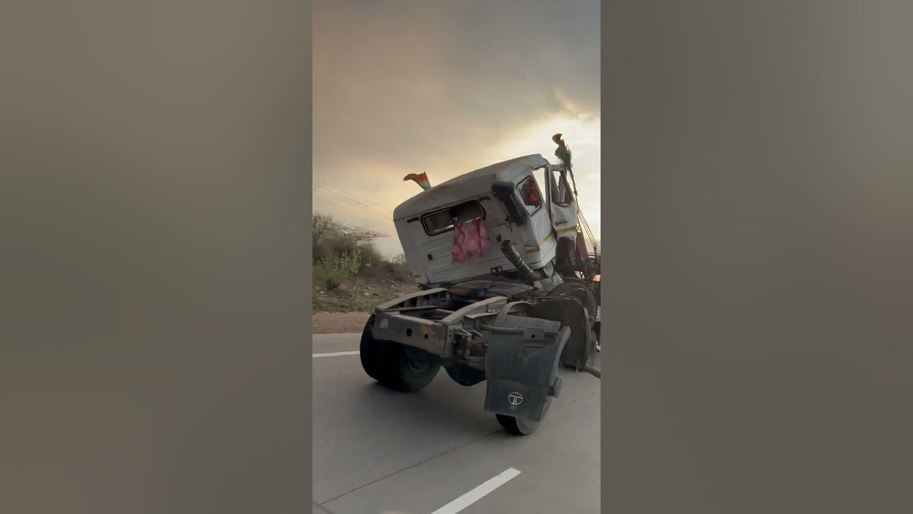 Truck accident 😳