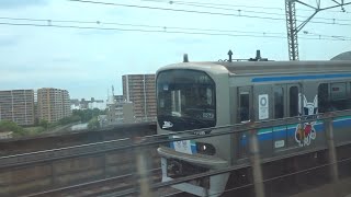 【ラッピングはもうすぐ見納めか】りんかい線　70-000形Z1編成 東京2020オリンピックラッピング　やまびこ57号と並走する様子