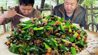 The Qingming Festival's snails are fat geese  snail meat is fried with leeks  and the next meal is