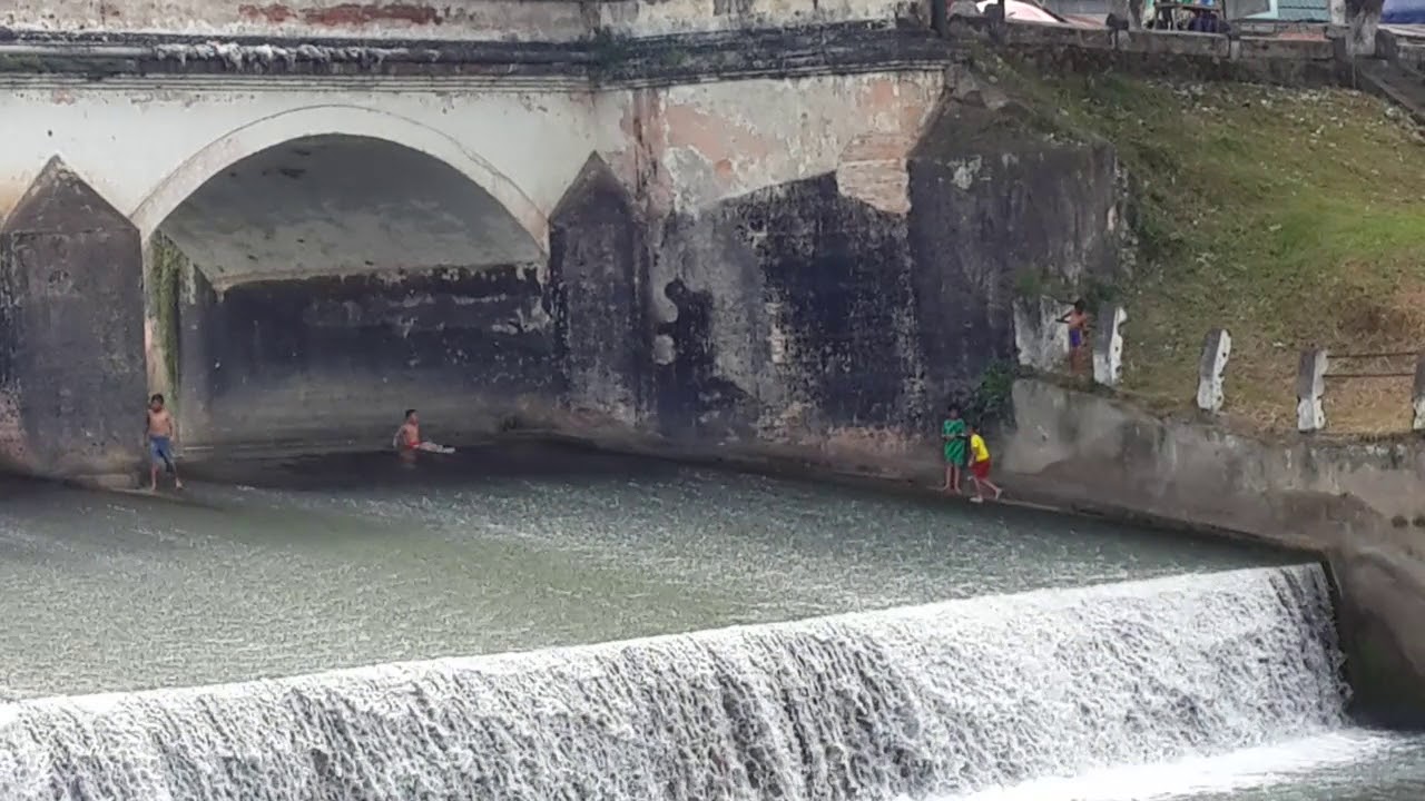 Anak Bermain Bawah Jembatan Ratapan Ibu Kids Playing Bridge Payakumbuh