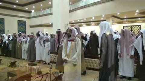 القارئ/بندر آل يسر يؤم المصلين بحضور الشيخ ياسر الدوسري