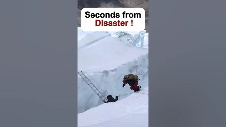 2 climbers almost fall into Khumbu Crevasse #everest