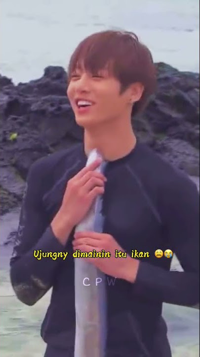 Jungkook Menangkap Ikan Dengan Tangan Kosong 😆💜