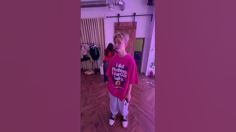 Thumbnail of ПОЦЕЛУЙ НА СЪЕМКАХ КЛИПА ДЭНС ДЭНС? #янгер #shorts