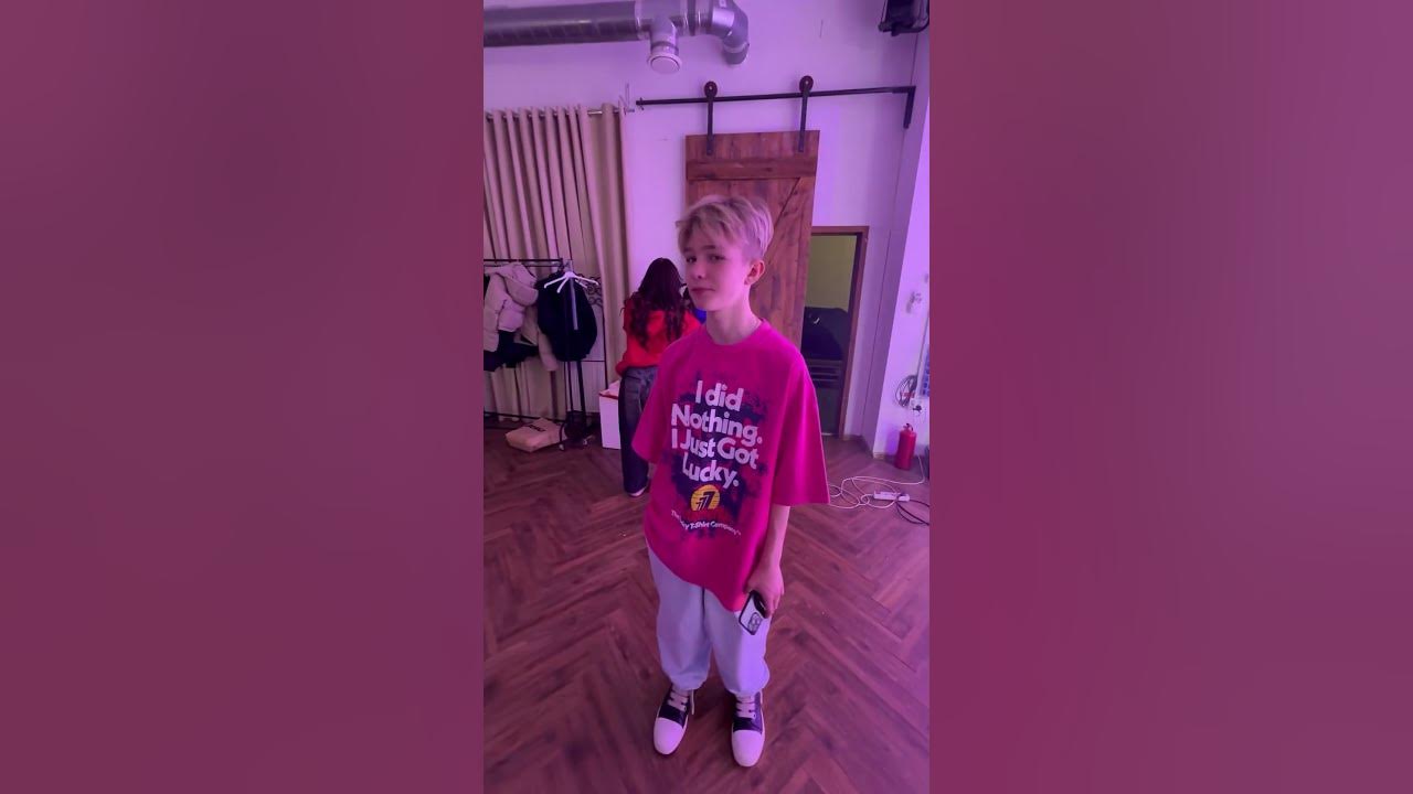 ПОЦЕЛУЙ НА СЪЕМКАХ КЛИПА ДЭНС ДЭНС? #янгер #shorts
