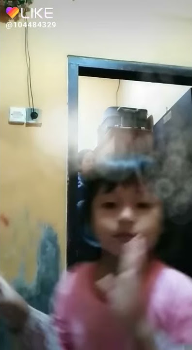 Amira goyang dua jari