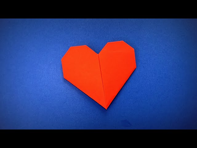 Cuore rosa fatto di origami di carta su uno sfondo di legno concetto regalo  di san valentino 14 febbraio fatto a mano