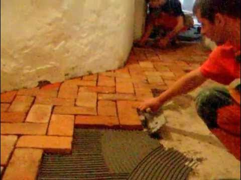 Мести пол. Обрезать фото по диагонали. Хитрости каменщиков. Укладка ламината без порогов. Укладка плитки пвх на клей.