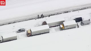 【空撮】関越道立ち往生　バスでホテル避難へ（2020年12月18日）