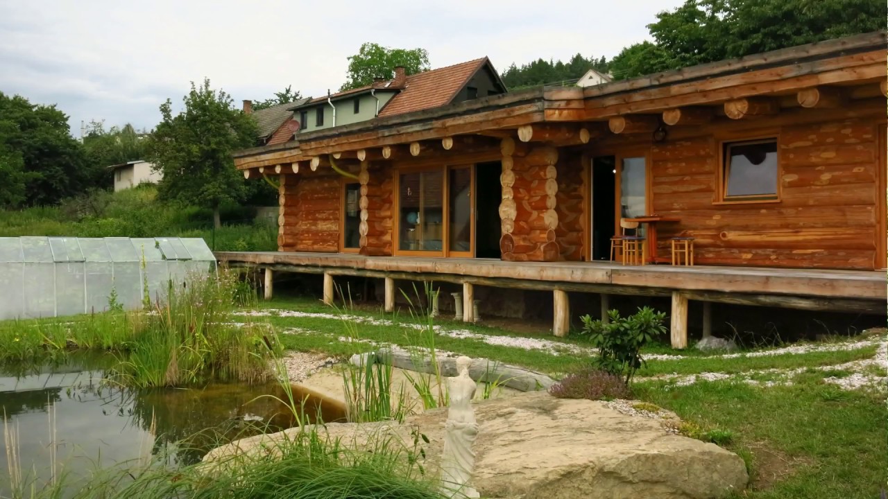 Nenápadný srub uprostřed vesnice