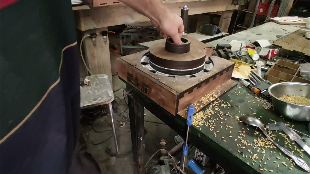 самодельная ручная жерновая мельница для муки - YouTube