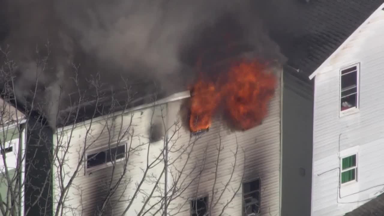 Fire rips through building in South Side Slopes neighborhood - YouTube