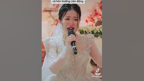 Cô dâu hát tặng ba mẹ khiến cả khách trong hôn trường cảm động và khóc