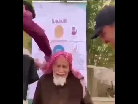 شايب يتطعم والممرض يمزح معه