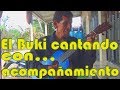 El Buki canta acompañado de un maestro músico