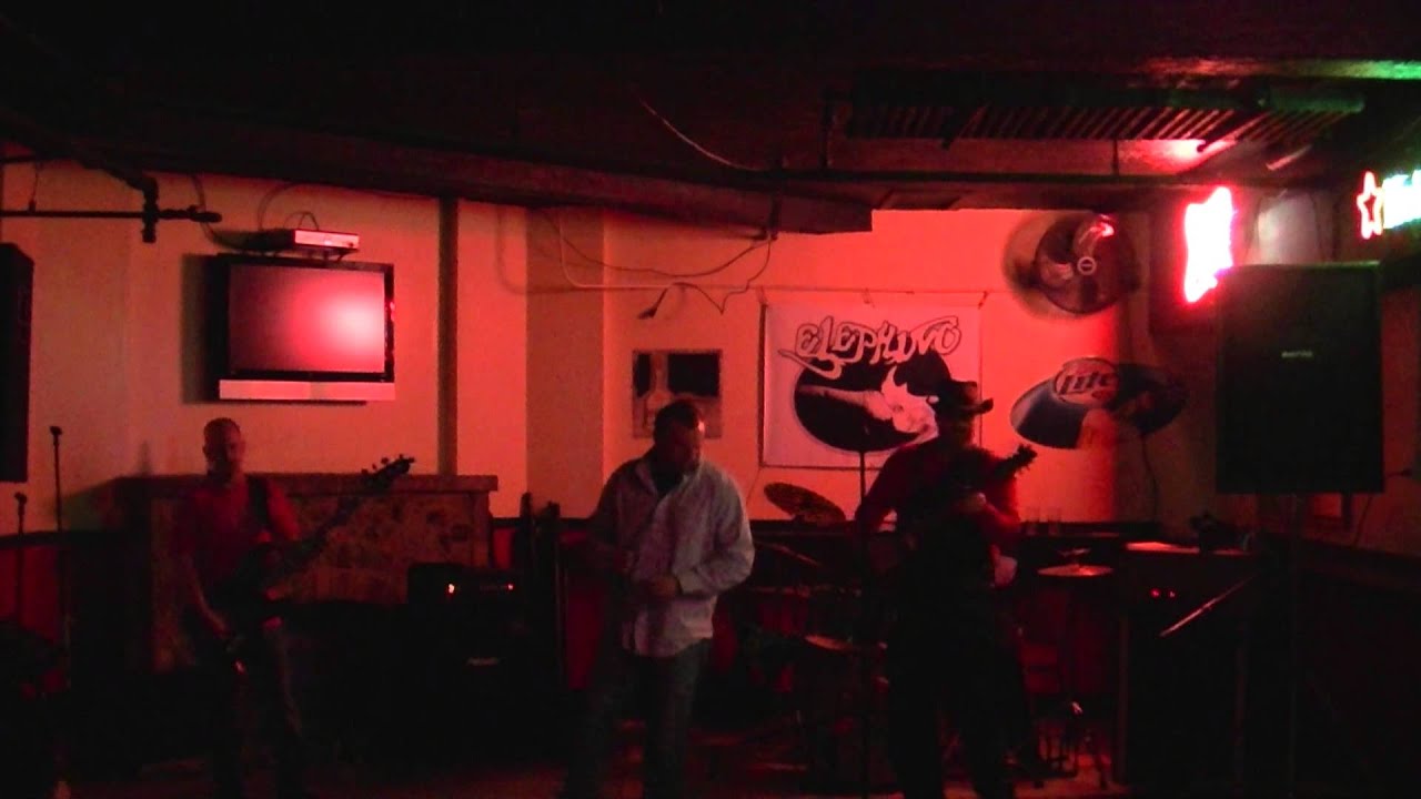 Elephino w/ KrrrShwammy "FIRE" Finney's Lounge, Kenosha Wi YouTube