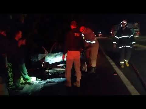 Carro é destruído pelo fogo na BR 101 em Linhares