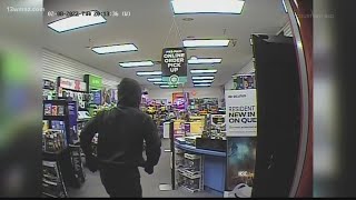 Bibb deputies searching for man who robbed Gray Highway GameStop store