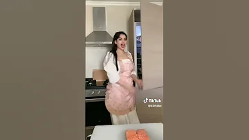 انت سني وبغني وبحب العين قلبي عايش سنين وحياتنا من اللي بحبه وبحسه اكيد الدنيا سنيه عايزه افرح وارقص 