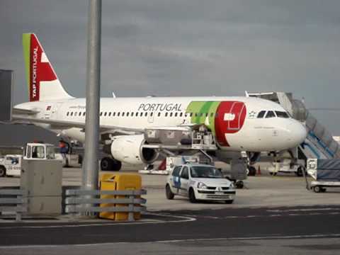 AssistÃªncia em terra da groundforce ao voo da TAP Portugal no terminal 2, aeroporto de Lisboa.