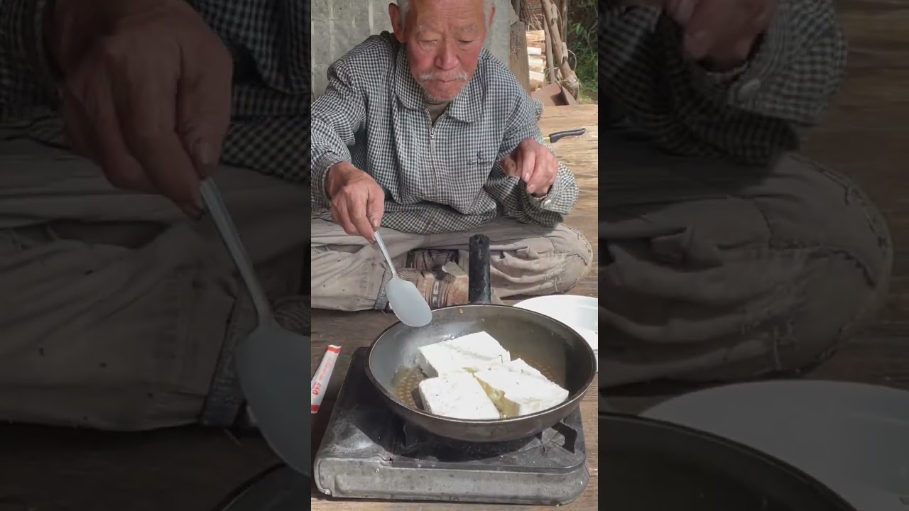 두부가 손바닥처럼 두껍게 후라이팬에 굽는데 굴피집어르신은 그래야 맛있다고 합니다