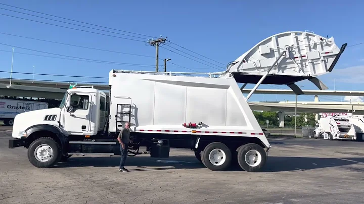 2009 Mack GU813 28 yd. McNeilus Rear Loader Garbage Truck - 108372