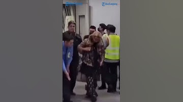 PETUGAS BANDARA DIPECAT USAI MENGAWAL DAN CIUM TANGAN HABIB BAHAR BIN SMITH