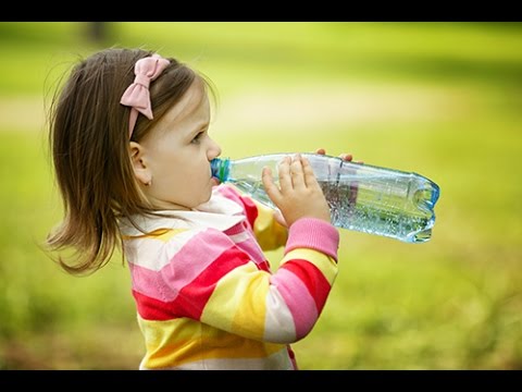 Vidéo: Est-ce qu'un enfant de 3 ans devrait boire à la bouteille ?