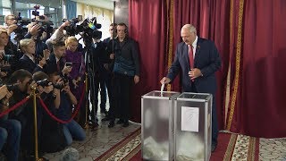 Лукашенко проголосовал на парламентских выборах и более часа общался с журналистами