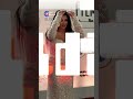 بسبب الهواء سامية الطرابلسي تحاول التصوير على السجادة الحمراء لمهرجان الجونة 