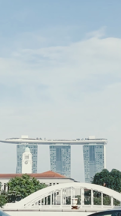 ✨Stunning views of Marina Bay and the vibrant streets of Singapore walk through the Lion City’s 🇸🇬