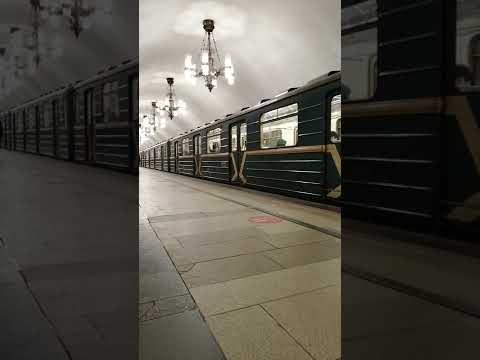 Поезд метро 81-717/714 номерной (старый). Разгон поезда. Москва, 2022. Станция "ВДНХ".