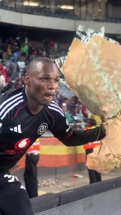 Sebelebele got his flowers ๐น ๐น ๐ผ ๐ผ from the fans